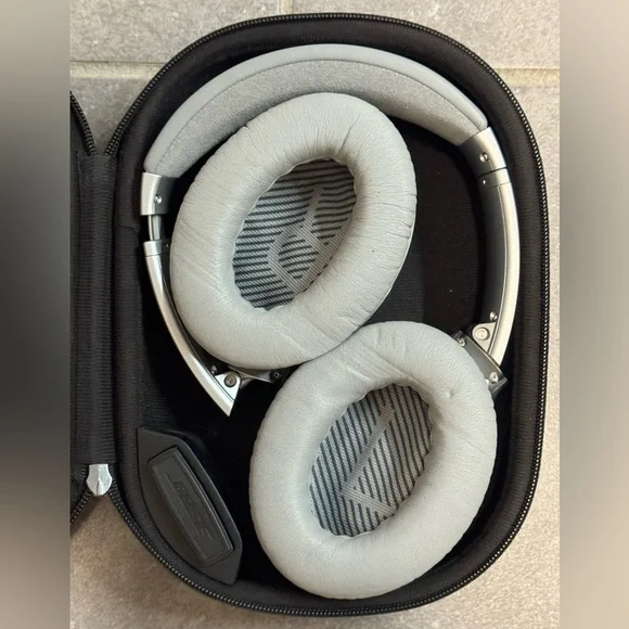Bose QuietComfort 35 Noise Cancelling Headphones - Picture 4 of 5